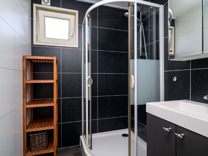 Bathroom, Cozy Chalet Right on the Water in Friesland, Boarnsterhim
