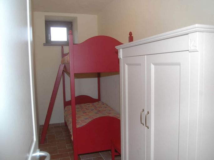 Room 5, Holiday Home With Pool in Camporgiano, Lucca