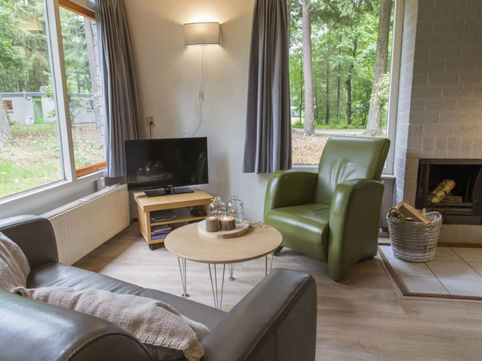 Living area 5, Tidy Bungalow Near the Veluwe, Epe