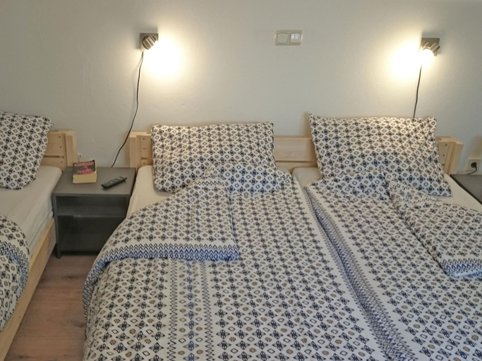 Bedroom, Ruhiges Apartment mit Sauna, Burggen, Weilheim-Schongau