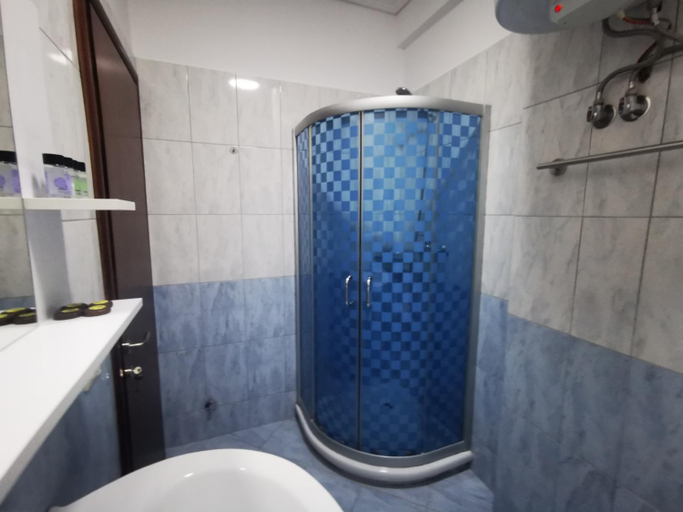 Bathroom 2, Lida's Seafront Apartments, Sarandës