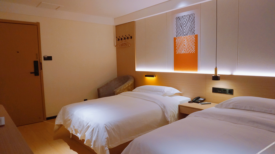 Bedroom 2, Dongfanghong Hot Springs Hotel, Baoji