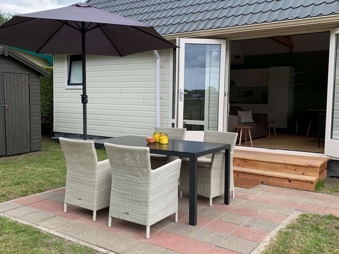 Balcony 3, Nice Chalet with Microwave near Wadden Sea, Franekeradeel