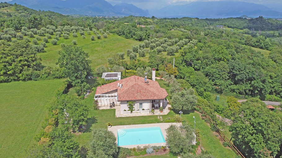 Room 4, Villa Daniela con Piscina Vista Lago by Wonderful Italy, Brescia