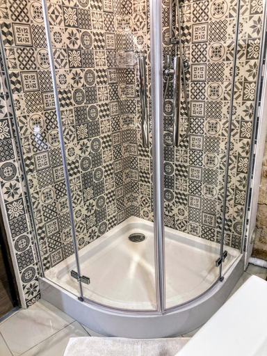Bathroom 3, Immeuble 3 Apparts Centre historique St Gilles MaisoncarreeConciergerie, Gard