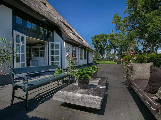 Exterior 5, Spacious Holiday Home De Pauwenhof, Heiloo