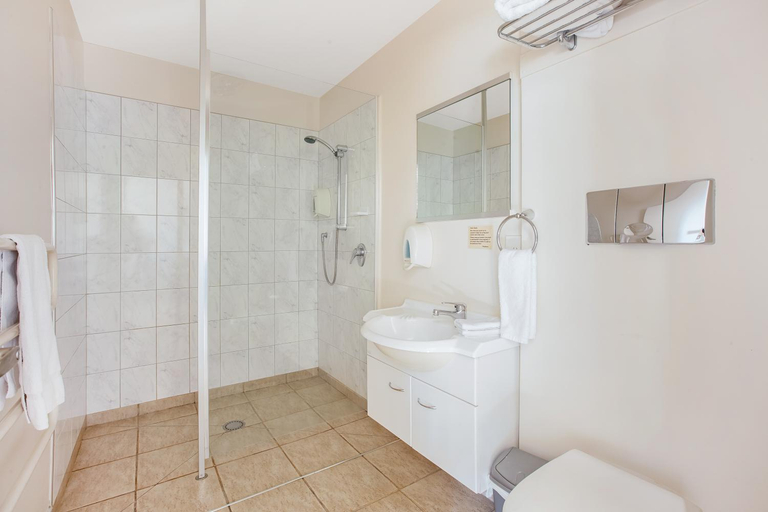 Bathroom 2, Ahipara Bay Motel, Far North