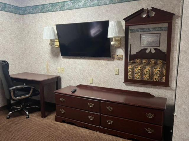 Others 3, Garden Inn, Henry