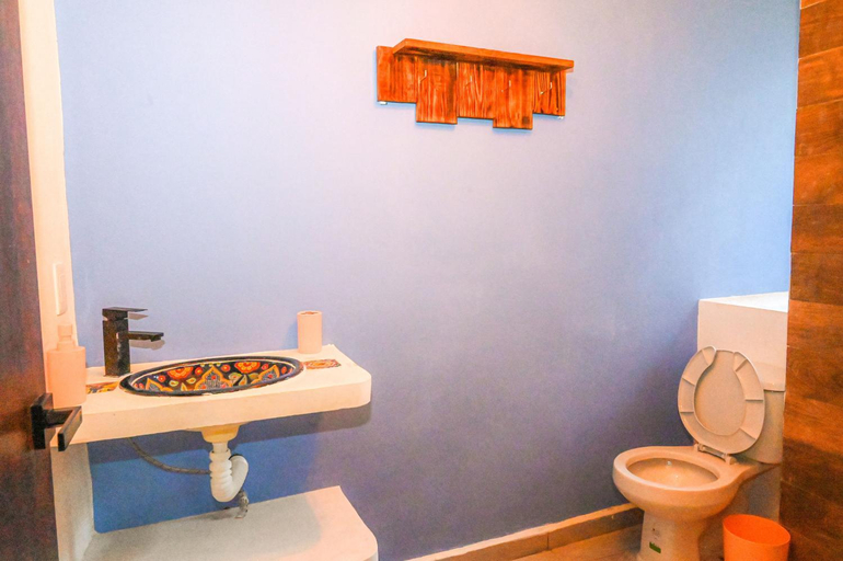Bathroom, Casona Pueblo Magico -suite and family rooms, Isla Mujeres