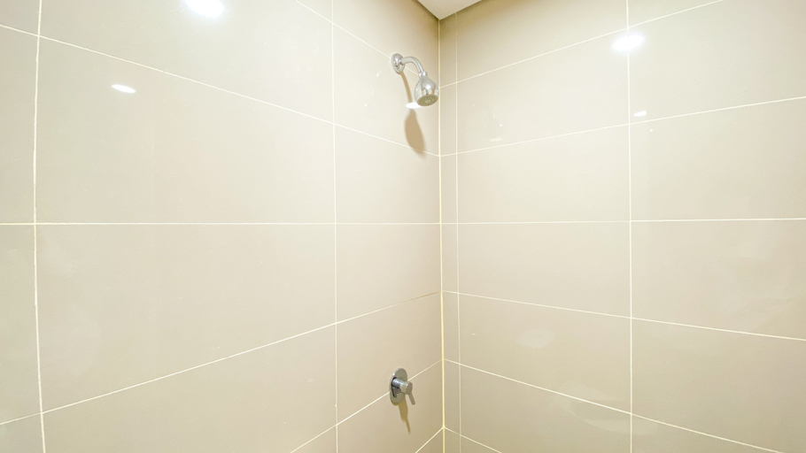 Bathroom 5, Comfortable and Modern Studio Apartment at B Residence By Travelio, Tangerang Selatan