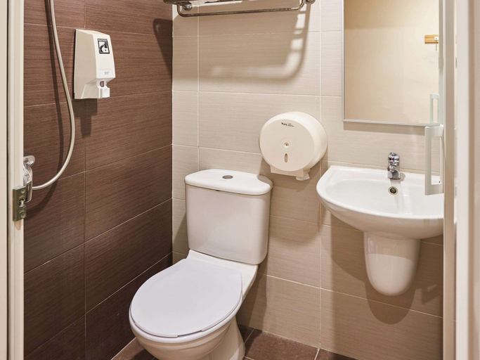 Bathroom 4, ibis budget Singapore West Coast, Singapore