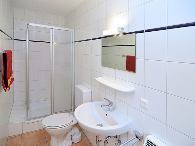 Bathroom 3, Wohnung mit Eigener Terrasse in Huddinge, Waldeck-Frankenberg