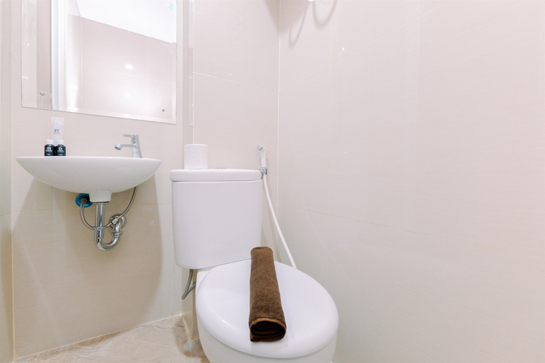 Bathroom 5, Elegant and Nice Studio at Apple 1 Condovilla Apartment By Travelio, Jakarta Selatan