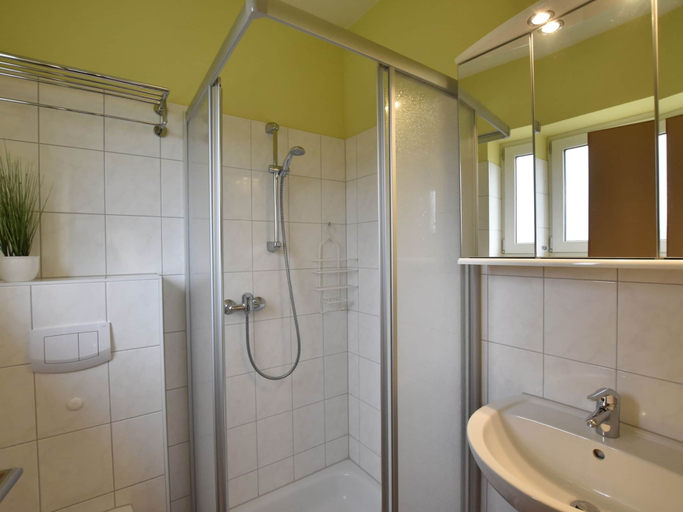 Bathroom 4, Komfortables Wohnung in Zierow mit Sauna, Nordwestmecklenburg