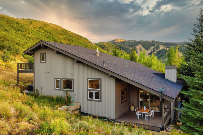 Exterior 3, Sleeps 16! Modern Mountain Escape w/ Hot Tub Mason by Avantstay, Summit