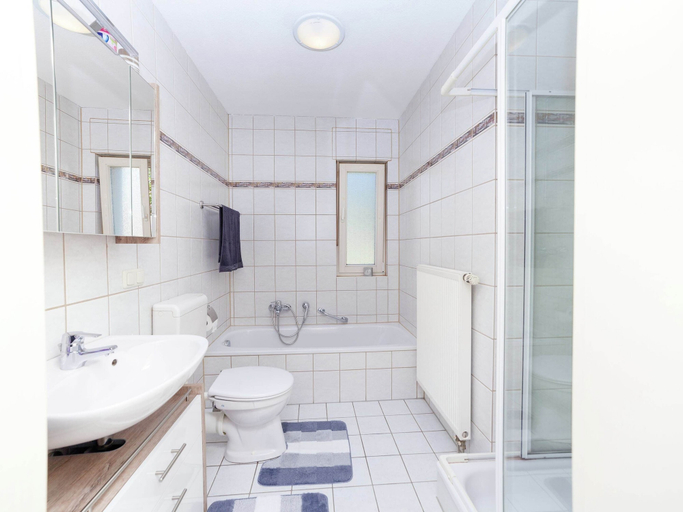 Bathroom 3, Ferienwohnung in Densberg mit Terrasse, Schwalm-Eder-Kreis