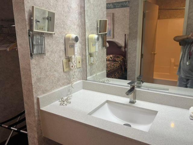 Bathroom 2, Garden Inn, Henry