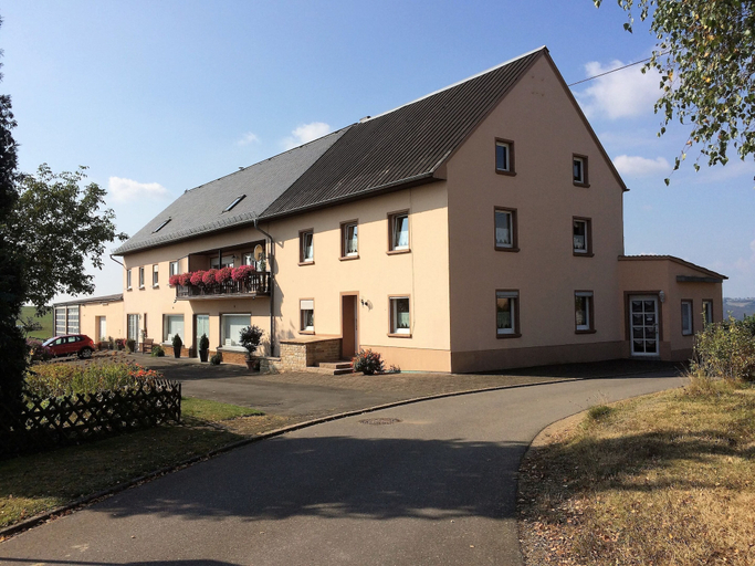 Spacious Apartment in Rodershausen with Barbecue, Eifelkreis Bitburg-Prüm
