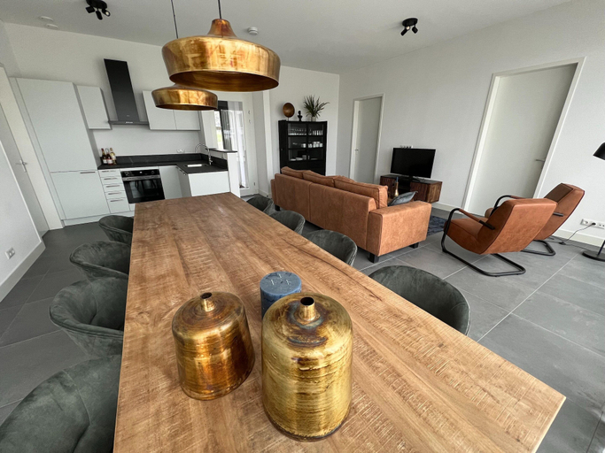 Others 4, Villa w/ Hot Tub & Jetty, Zeewolde
