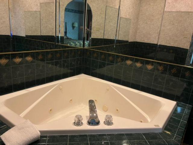 Bathroom 5, Garden Inn, Henry