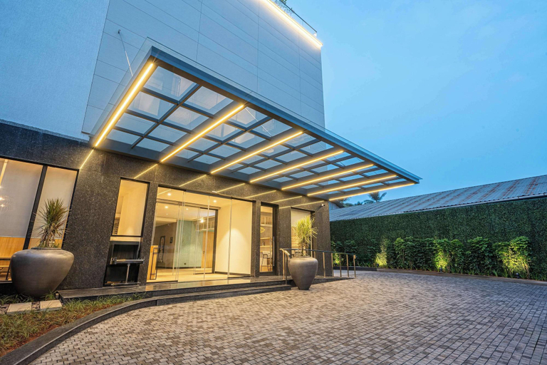 Exterior & Views