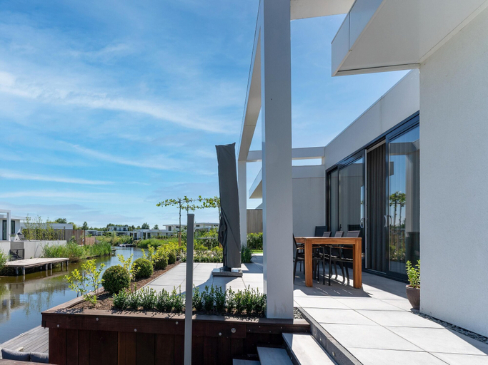 Balcony 5, Holiday Home in Harderwijk With Private Jacuzzi, Zeewolde