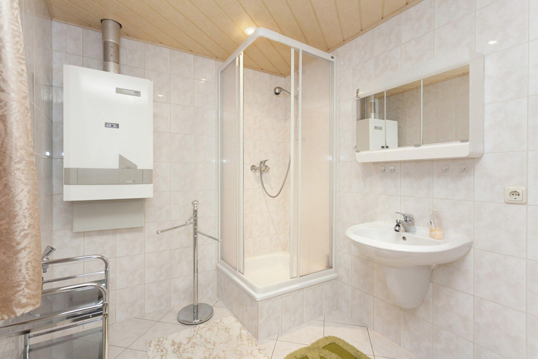 Bathroom 3, Family-friendly Forest Home, Ilm-Kreis