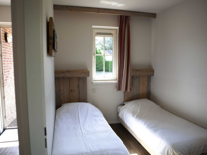 Room 4, Combined Bungalow with Decorative Fireplace near Veluwe, Barneveld