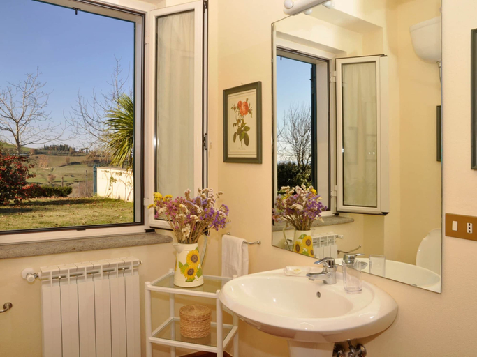 Bathroom 2, Villa in Lazio With Pool and Vineyards, Rieti