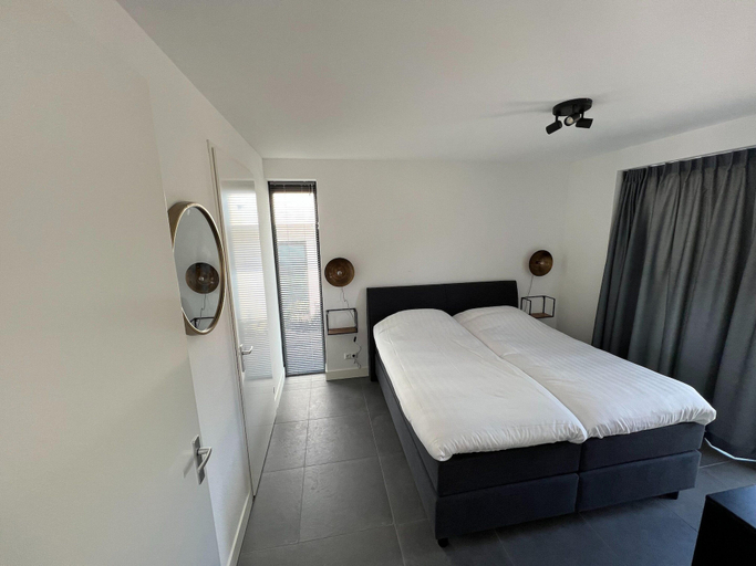 Others 5, Villa w/ Hot Tub & Jetty, Zeewolde