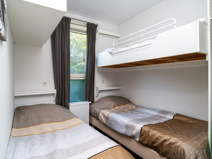 Bedroom 2, Cozy Chalet Right on the Water in Friesland, Boarnsterhim