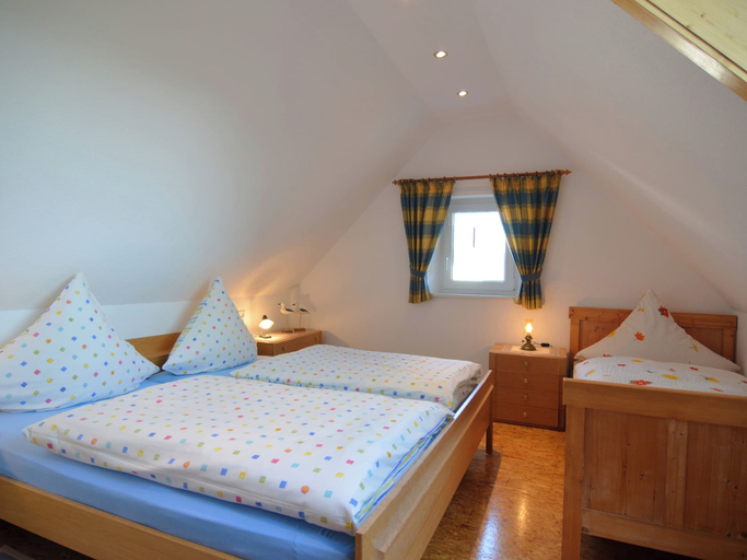Bedroom 3, Ruhige Wohnung in Meschede im Sauerland mit Balkon, Hochsauerlandkreis