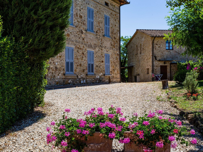 Exterior & Views 2, Apartment in Tuscany With Pool and Scenic Views, Siena