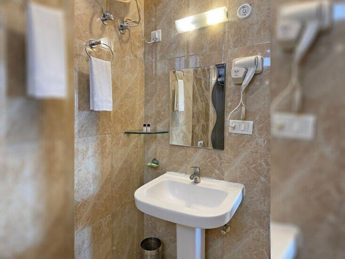 Bathroom 2, Hotel Nirvana Palace, Garhwal
