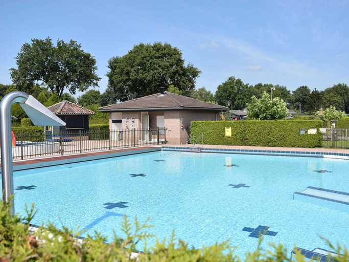 Pool 5, Combined Bungalow with Decorative Fireplace near Veluwe, Barneveld