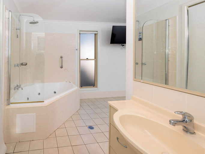Bathroom 4, Lakeside Forster Holiday Park, Great Lakes