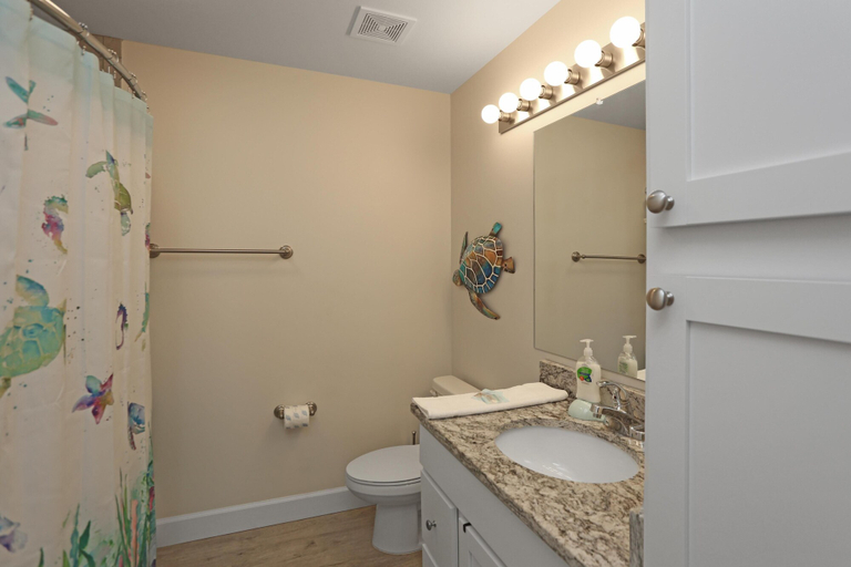 Bathroom 3, Surfside 16, Bay
