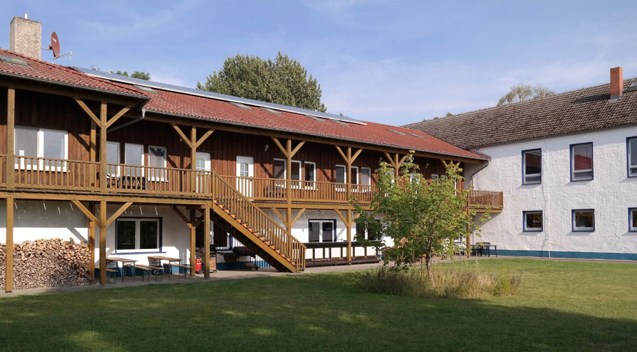 Exterior & Views 1, Luxuriose Ferienwohnung in Boddin mit Garten, Rostock