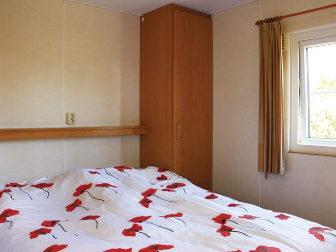 Room, Nicely Furnished Chalet with Oven near Wadden Sea, Franekeradeel