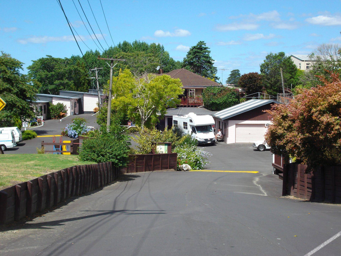 Others 5, Avondale Motor Park, Waitakere
