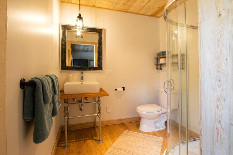 Bathroom 3, Auberge Comme au premier jour, Kamouraska