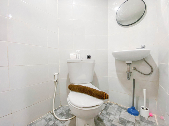 Bathroom 5, Great Choice Studio at Amartha View Apartment By Travelio, Semarang