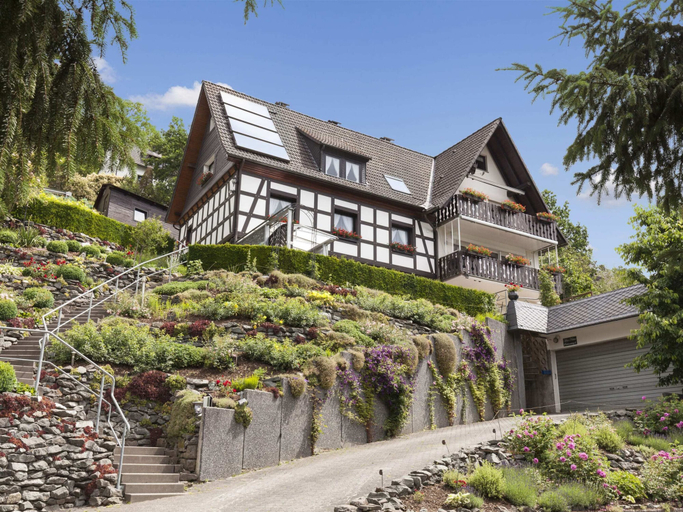 Exterior & Views 2, Gemutliches Appartement in Hallenberg mit Terrasse, Hochsauerlandkreis