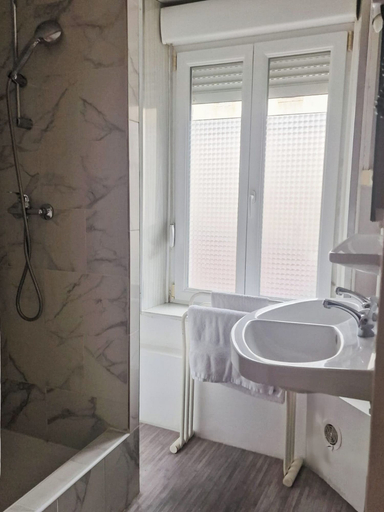 Bathroom 5, Hôtel de l'académie, Meurthe-et-Moselle