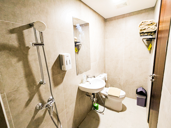 Bathroom 3, Lovina 8-19 at Pollux Meisterstadt, Batam
