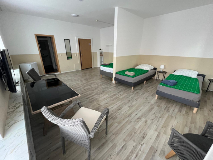 Others 4, Große Zimmer fur 3 Personen -Fernseher, Kuhlschrank, Gifhorn