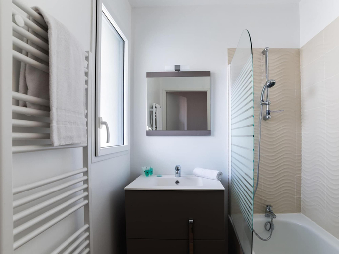 Bathroom, Apartment Close to the Beautiful Beach of Biscarosse-plage, Landes