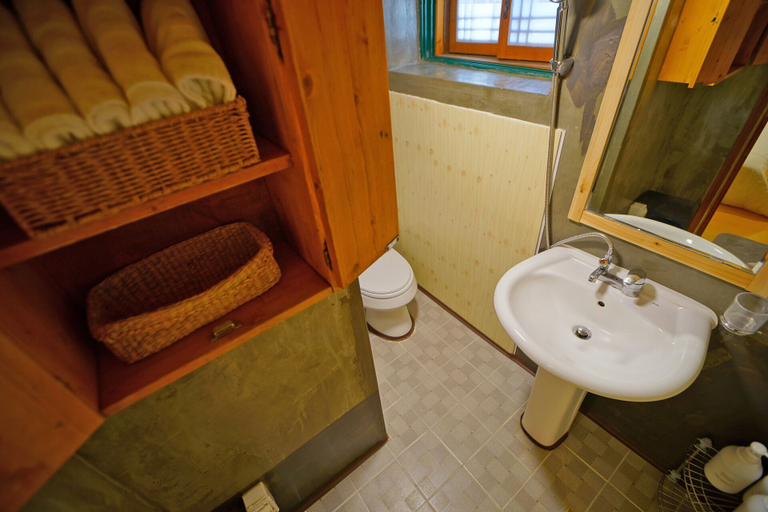 Bathroom 3, sky-kiwa, Jeonju