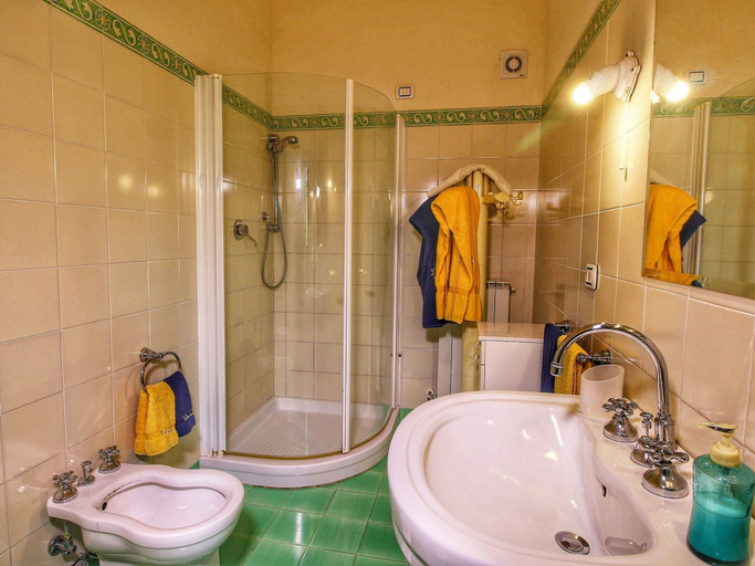 Bathroom 4, Expensive Villa With Tennis Court in Sinalunga, Siena