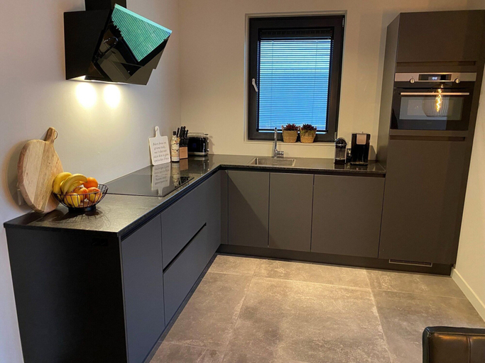 Private kitchen 3, Waterfront Villa w/ Jetty, Gaasterlân-Sleat